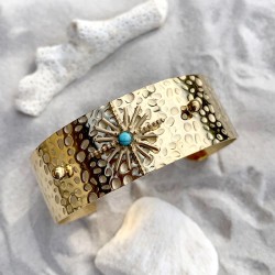 Manchette martelée dorée avec turquoise