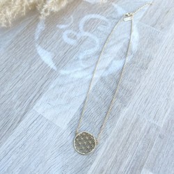 Collier doré avec une fleur de vie