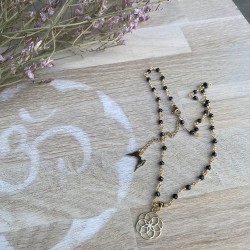 un magnifique médaillon ornée de pierre Agates