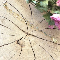 Une chaine en laiton doré accompagné de pierres naturelles aux multiples couleurs orné du médaillon fleur de vénus