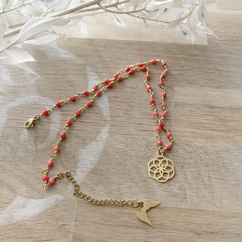 Chaine dorée avec perles Corail