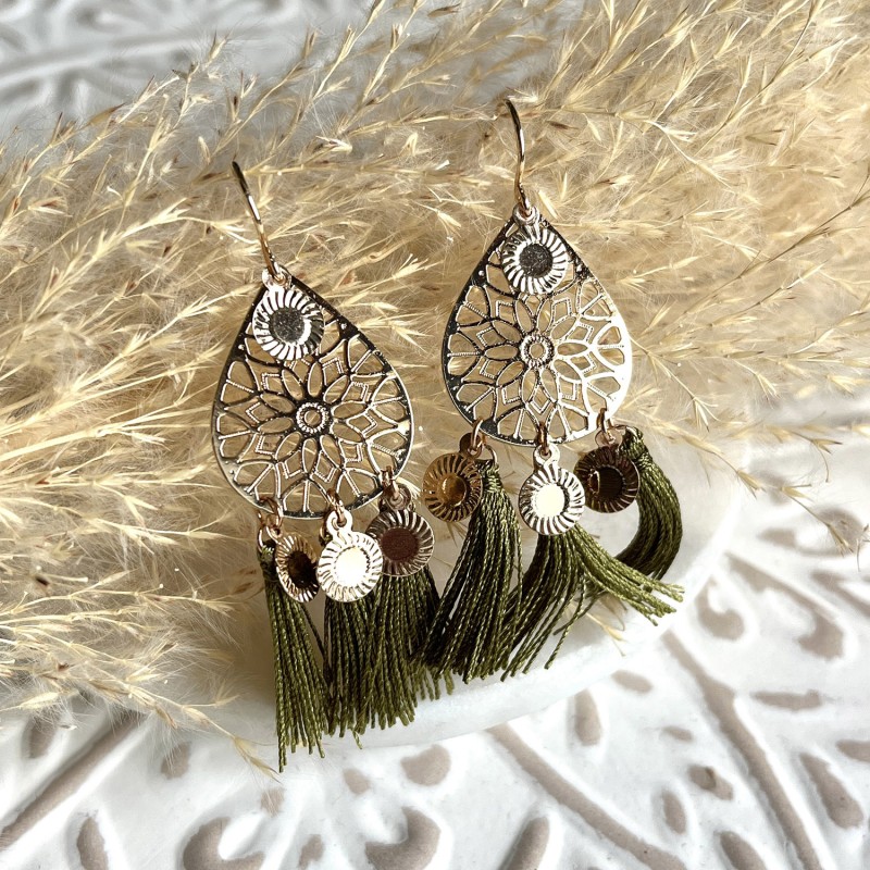 Boucles d oreilles dorées avec pompons