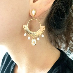 Boucles d'oreilles dorées et blanches